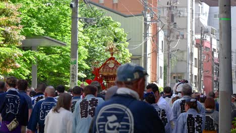 Lebhafte-Straßen-Während-Eines-Typisch-Japanischen-Festivals-Mit-Vielen-Menschen