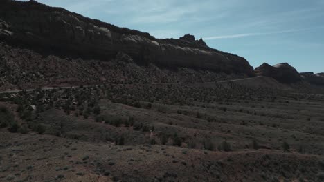 Empty-road-in-desert-landscape-in-Utah,-USA-view-from-above