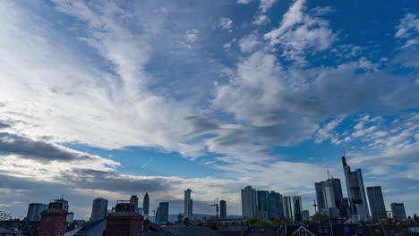 Dramatische-Wolkenlandschaft-über-Der-Skyline-Von-Frankfurt,-Zeitrafferaufnahme-Des-Übergangs-Von-Tag-Zu-Nacht