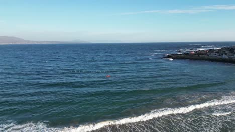 Deporte-De-Kayak-En-La-Playa-De-Los-Molles,-Costa-Norte-De-Chile.