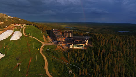 Drohne-Nähert-Sich-Dem-Hotel-Levi-Panorama,-Sommerabend-In-Lappland,-Finnland
