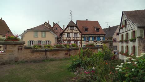 Las-Calles-De-Eguisheim-Tienen-Coloridas-Casas-Con-Entramado-De-Madera-Y-Jardines.