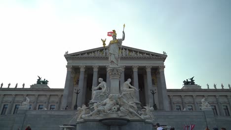 Statuen-Eines-Brunnens-Vor-Dem-österreichischen-Parlament