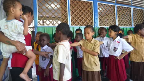 Papua-Einheimische-Kinder-Warten-Im-Dorf-Klassenzimmer-Papua-Agats-Asmat