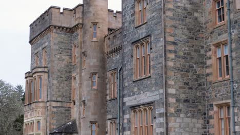 Cerrar-La-Fachada-Exterior-Del-Castillo-De-Lews-En-Stornoway,-Hébridas-Exteriores-De-Escocia,-Reino-Unido