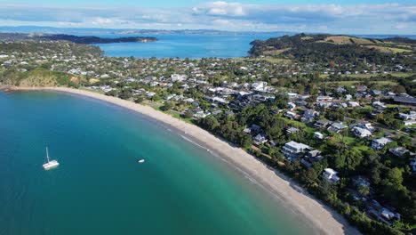 Beachfront-Suburb-And-Sailboats-On-Oneroa-Bay-In-Waiheke-Island-Near-Auckland,-New-Zealand