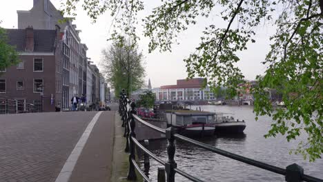 Vista-De-La-Calle-Amsterdam-En-Un-Día-Soleado