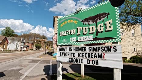 Grafton-Fudge-Und-Eiscreme-Schild-Vor-Dem-Haupteingang-Des-örtlichen-Geschäfts,-Illinois,-Usa