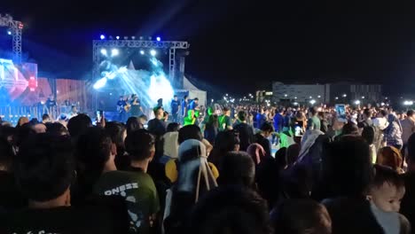 Music-party-to-celebrates-the-anniversary-of-the-city-at-the-Manakarra-beach,-Mamuju,-West-Sulawesi