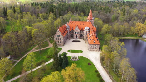 Impresionante-Castillo-De-Cesvaine-Junto-A-Un-Lago-En-Letonia.