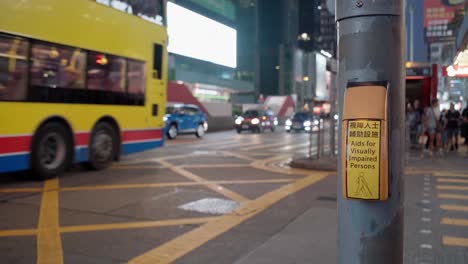 Botón-De-Ayuda-Para-Personas-Con-Discapacidad-Visual-Cruzando-Una-Calle-En-Hong-Kong-Por-La-Noche
