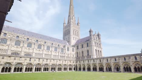 Inspiring-Medieval-Norwich-Cathedral,-spire-and-cloisters