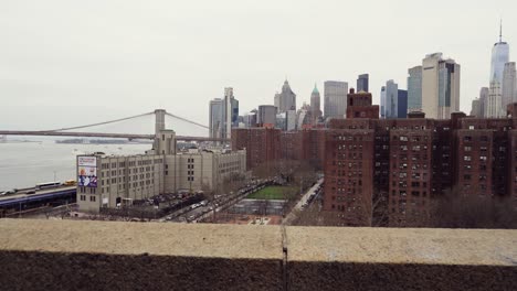 Brooklyn-Bridge-Und-Freedom-Tower-Blick-Von-Der-Manhattan-Bridge-Schwenk-Nach-Unten