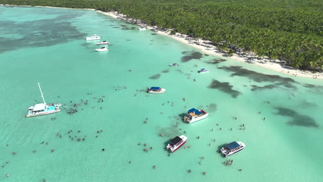 Touristen-Mit-Katamaran-Booten-Am-Tropischen-Flachen-Strand-Der-Insel-Saona-In-Der-Dominikanischen-Republik