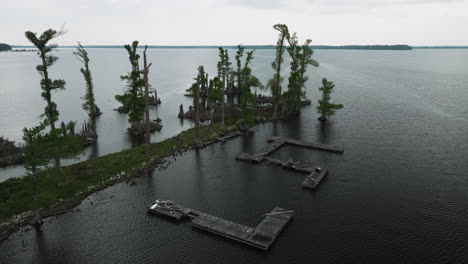 Alte-Und-Kaputte-Holzsteg-Im-Reelfoot-Lake-State-Park-In-Tiptonville,-Lake-County,-Tennessee