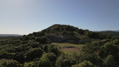 Vuelo-Con-Dron-Acercándose-A-Un-Cerro-Donde-Se-Realizaba-Una-Actividad-De-Extracción-De-Tierras