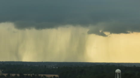 Intensa-Tormenta-Sobre-El-Lago-Reelfoot,-Tennessee,-Mostrando-Precipitaciones-Espectaculares-Y-Nubes-Oscuras