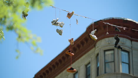 Los-Zapatos-Cuelgan-Del-Alambre-En-Harlem,-Nueva-York,-En-El-Soleado-Día-De-Primavera.