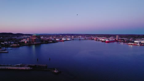 Wunderschöner-Sonnenuntergang-über-Dem-Long-Island-Sound-Mit-Der-Q-Bridge-Und-Der-Tomlinson-Bridge-Bei-Sonnenuntergang-In-New-Haven,-Connecticut