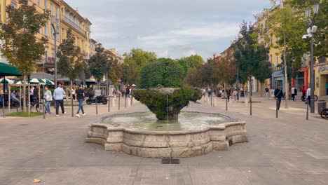 Calle-Cours-Mirabeau-En-Aix-en-Provence,-Francia,-Con-Fuente-Y-Gente-En-Un-Día-Nublado