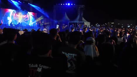 Music-concert-to-celebrates-the-anniversary-of-the-city-at-the-Manakarra-beach-platform,-Mamuju,-West-Sulawesi