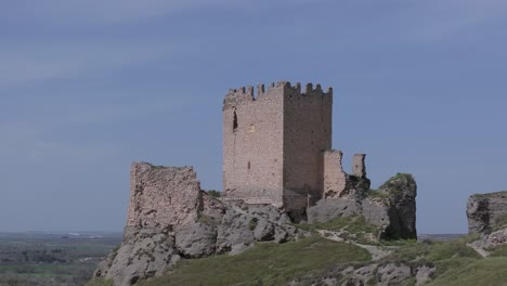 Rückflug-In-Die-Burg-Von-Oreja-Aus-Dem-9.-Jahrhundert.-Im-Vordergrund-Der-Bergfried-Und-Die-Reste-Der-Mauer-Vor-Dem-Hintergrund-Des-Blauen-Himmels-Sehen-Wir-Die-Herrliche-Lage-Der-Festung-Ontigola-In-Spanien