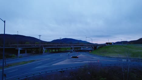 Conestoga-Sattelschlepper-Auf-Interstate-Überführung