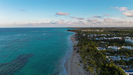 Überflug-über-Luxuriöse-Hotelresorts-In-Der-Stadt-Bávaro-In-Punta-Cana,-Dominikanische-Republik