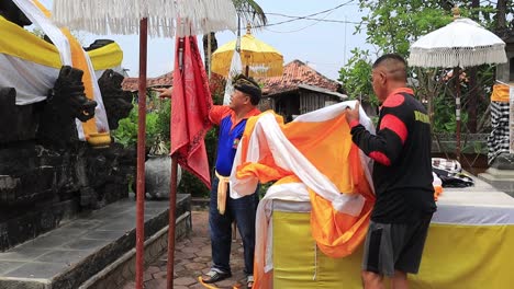 Balinese-Hindus-prepare-to-pray-at-their-Temple,-Indonesia,-Pekalongan-March-22-2023