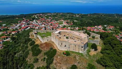 Mittelalterliche-Burg-Chlemoutsi-In-Griechenland-Aus-Der-Vogelperspektive