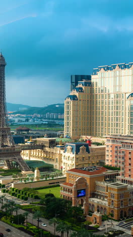 Vertikaler-4K-Zeitraffer-Hyperlapse,-Macau,-China,-Das-Pariser-Macau-Casino-Hotel-Und-Die-Nachbildung-Des-Eiffelturms,-Panorama