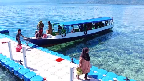 Los-Residentes-Utilizan-El-Transporte-En-Barco-Para-Desplazarse-En-La-Isla-Karampuang,-Mamuju,-Sulawesi-Occidental_-Toma-En-Cámara-Lenta