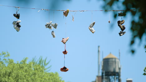 Mehrere-Paar-Turnschuhe-Hängen-An-Einem-Draht-In-Harlem,-New-York-City