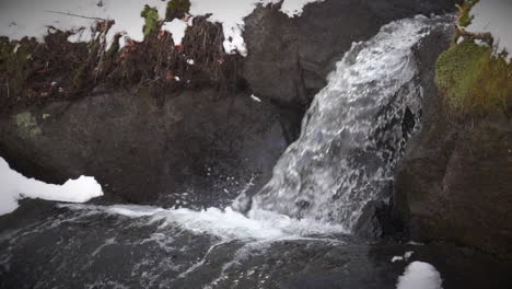 Cámara-Lenta-De-Refrescante-Agua-Derretida-Glacial-Que-Fluye-Sobre-Roca-En-Un-Arroyo-De-Montaña