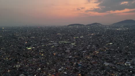 Luftaufnahme-Der-Gemeinde-Ecatepec-In-Einem-Vorort-Von-Mexiko-Stadt-Bei-Einbruch-Der-Dunkelheit