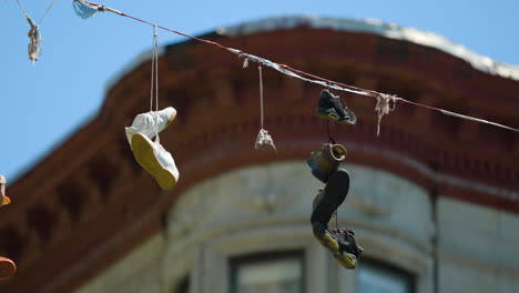 Zapatos-Arrojados-Sobre-Una-Línea-Eléctrica-En-Harlem,-Nueva-York