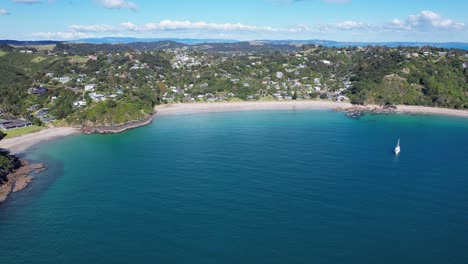 Palm-Beach-Between-Little-Palm-Beach-And-Matapana-Reserve-On-Mawhitipana-Bay-In-Auckland,-New-Zealand