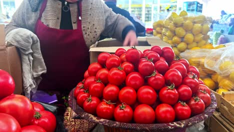 Paar-Kauft-Obst-Auf-Dem-Zentralmarkt-Von-Campeche