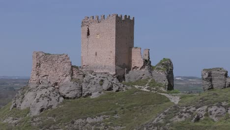 Vuelo-Orbital-Sobre-El-Castillo-De-Oreja-Siglo-IX-En-Primer-Plano-La-Torre-Del-Homenaje-Con-Un-Fondo-De-Cielo-Azul-Vemos-La-Ma-De-La-Magnífica-Ubicación-De-La-Fortaleza-Ontígola-España