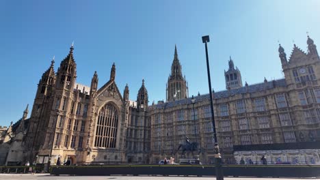 Panoramic-vista-of-the-Houses-of-Parliament,-as-seen-from-Abingdon-Street-in-Westminster,-London,-England