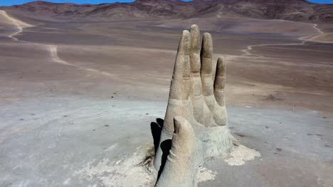 Luft-Umkreist-Gigantische-Skulptur-Einer-Hand,-Die-Aus-Der-Wüste-Ragt,-Chile