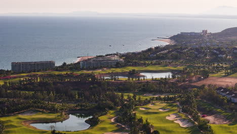 Un-Espectacular-Resort-De-Golf-Y-Club-De-Campo-Frente-A-La-Playa-En-Vietnam,-Sudeste-Asiático