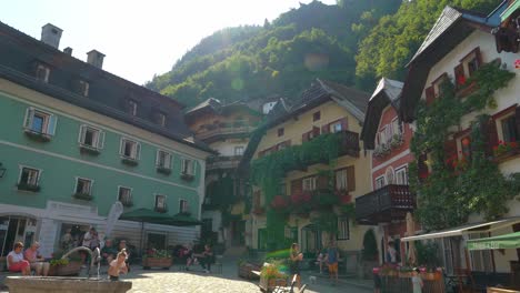 Kleines-Mädchen-Spielt-Auf-Dem-Hauptplatz-Des-Dorfes-Hallstatt