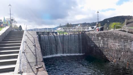 El-Agua-Que-Fluye-A-Través-De-Las-Esclusas-Del-Canal-De-Caledonia-En-Fort-Augustus-En-Las-Tierras-Altas-De-Escocia,-Reino-Unido