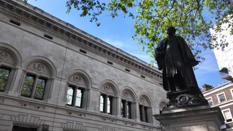 Statue-Von-Henry-Irving-Steht-In-Der-Nähe-Des-Eingangs-Der-National-Portrait-Gallery