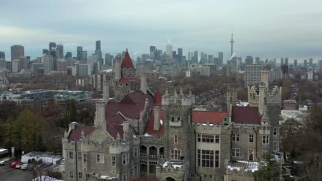 Castillo-Histórico-De-Estilo-Gótico-De-Casa-Loma-En-El-Centro-De-Toronto-Desde-Una-Vista-Aérea-De-Drones,-Canadá