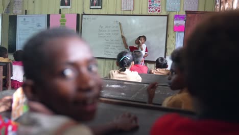 Lehrer-Unterrichtet-Klasse-Mit-Baby-In-Der-Hand-Indonesisches-Schulsystem