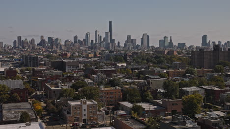NYC-New-York-Luftaufnahme-V193-Panorama-Überflug-über-Das-Wohnviertel-Red-Hook-Mit-Erfassung-Der-Skyline-Von-Brooklyn,-Der-Werften-Am-Wasser-Und-Der-Innenstadt-Von-Manhattan-–-Aufgenommen-Mit-Inspire-3-8k-–-September-2023