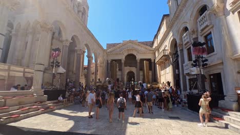 La-Gente-Se-Agolpa-En-El-Palacio-Romano-De-Diocleciano-En-La-Ciudad-Vieja-De-Split,-Croacia.