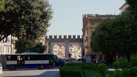 Día-Soleado-En-Verona-Con-La-Antigua-Puerta-De-La-Ciudad-Y-Una-Animada-Vida-Callejera